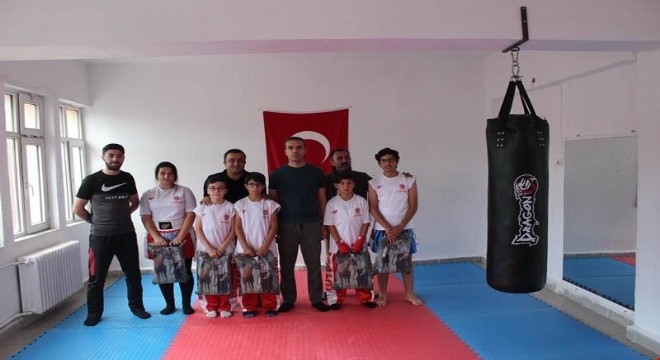 Kick Boks'ta başarılı olan öğrenciler ödüllendirildi 